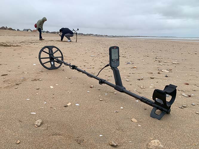 Chasse au trésor avec 2 prospecteurs sur la plage de Ouistreham