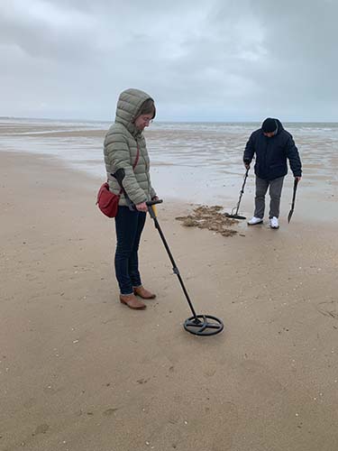 Détecteur de métaux sur la plage de Normandie