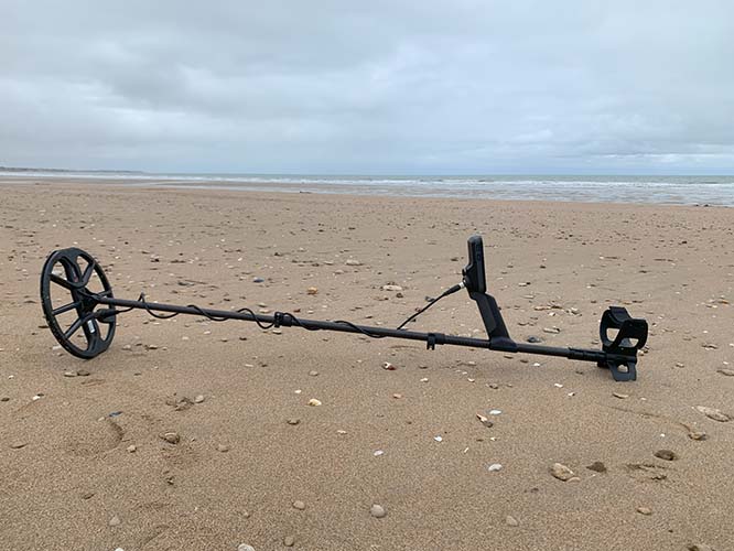 Détecteur de métaux sur la plage Ouistreham, en Normandie