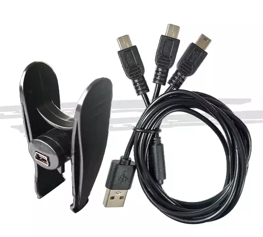 Rechargez le Déus 2 à l'aide du câble USB à 3 sorties et de la pince